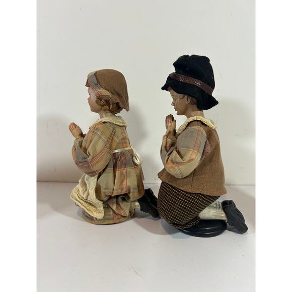 Cracker Barrel Ceramic w/Cloth Give Thanks Pilgrims Praying Set of 2 w/ Box - Picture 6 of 7